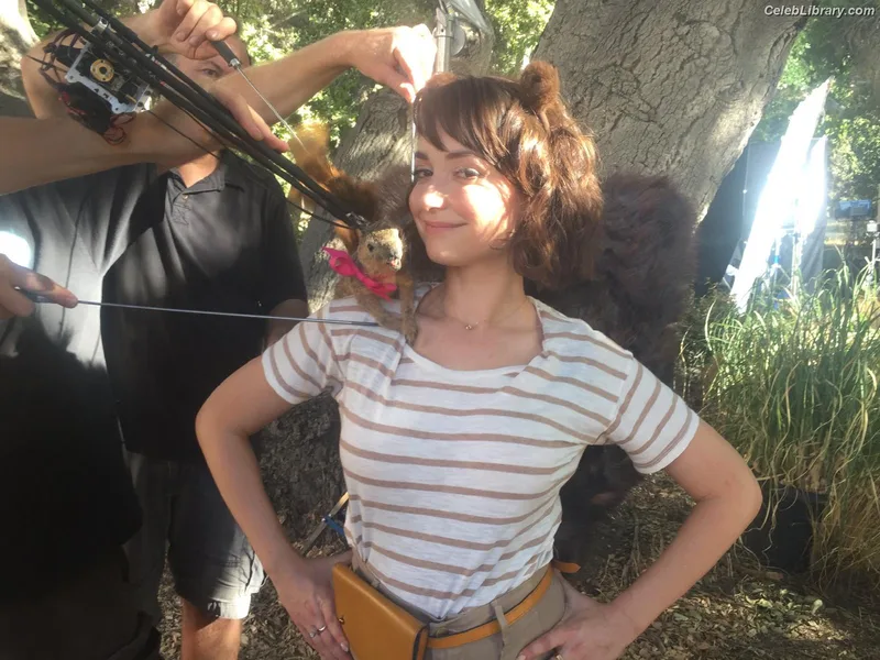Milana Vayntrub photo 11 of 894