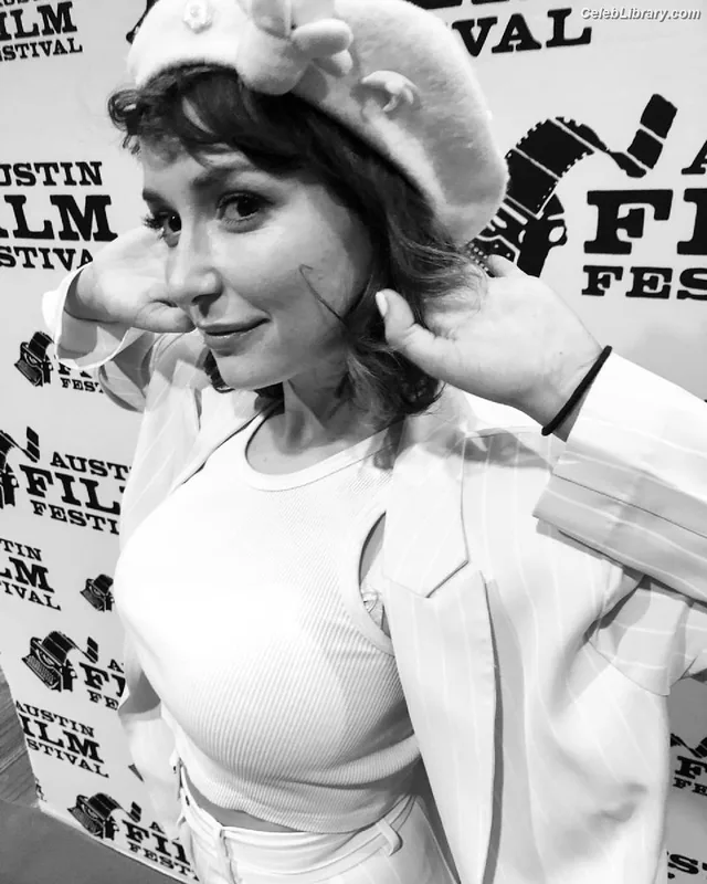 Milana Vayntrub photo 19 of 894