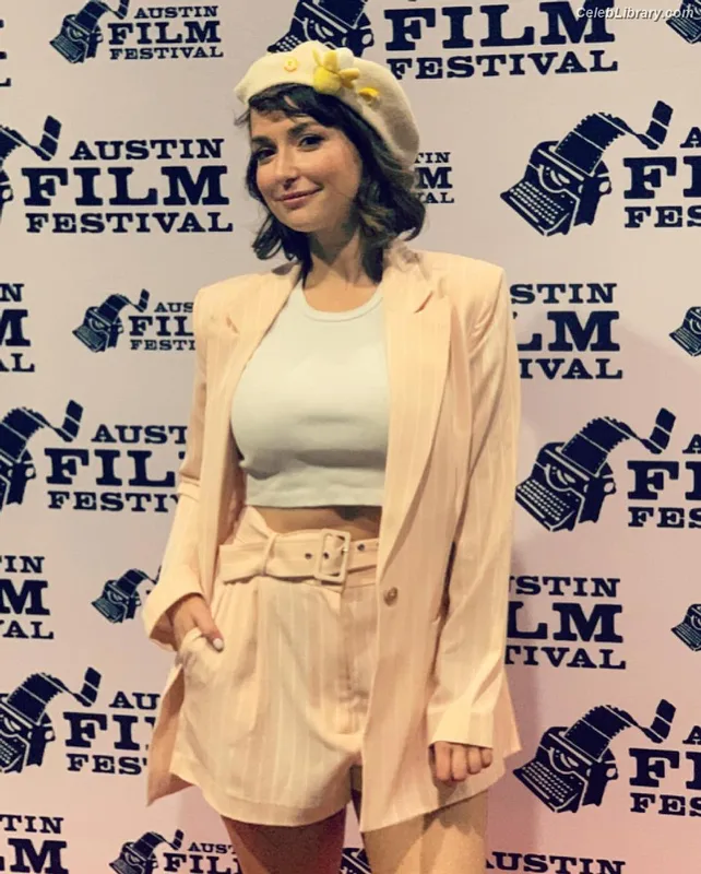 Milana Vayntrub photo 24 of 894