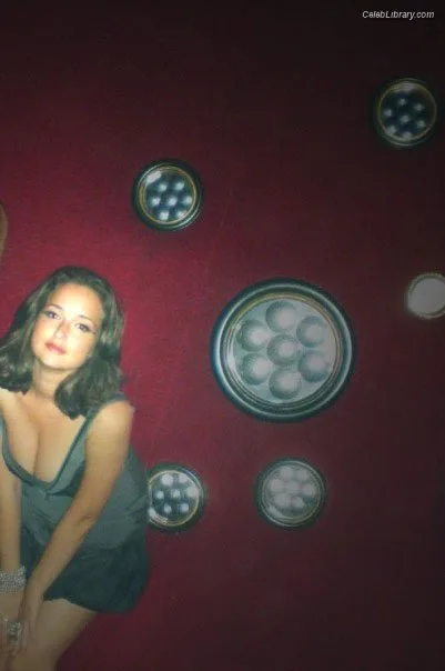 Milana Vayntrub photo 1 of 894