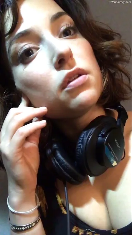 Milana Vayntrub photo 3 of 894