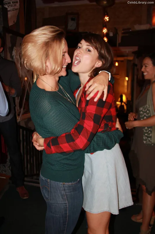 Milana Vayntrub photo 6 of 894