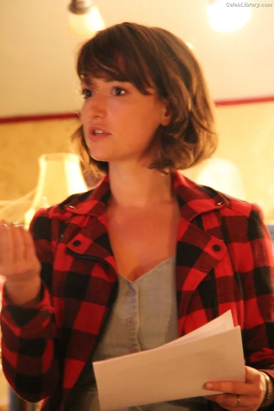 Milana Vayntrub photo 10 of 894