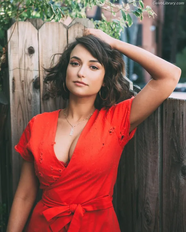 Milana Vayntrub photo 2 of 894
