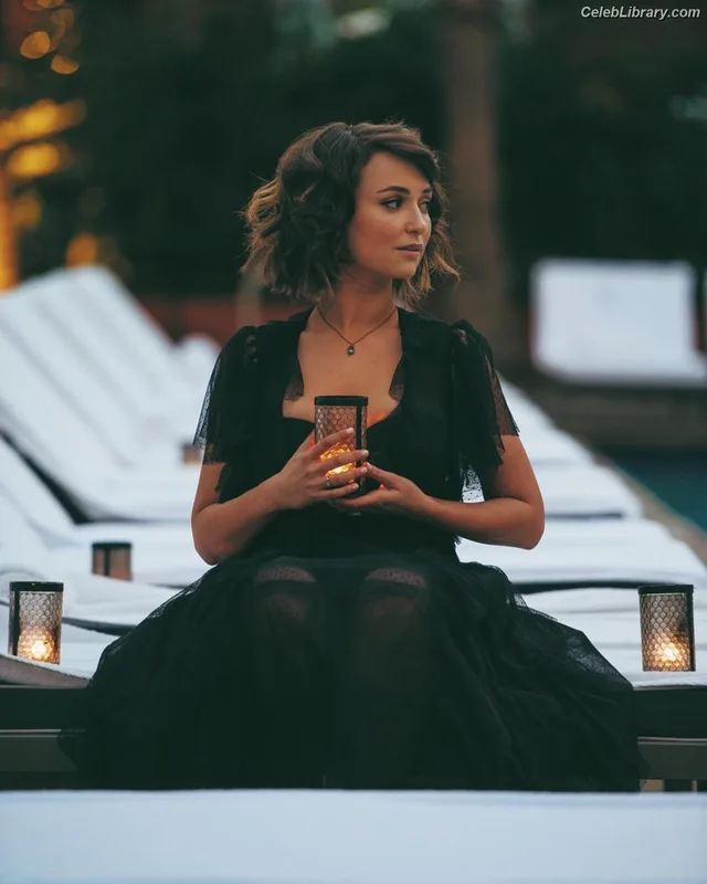 Milana Vayntrub photo 5 of 894