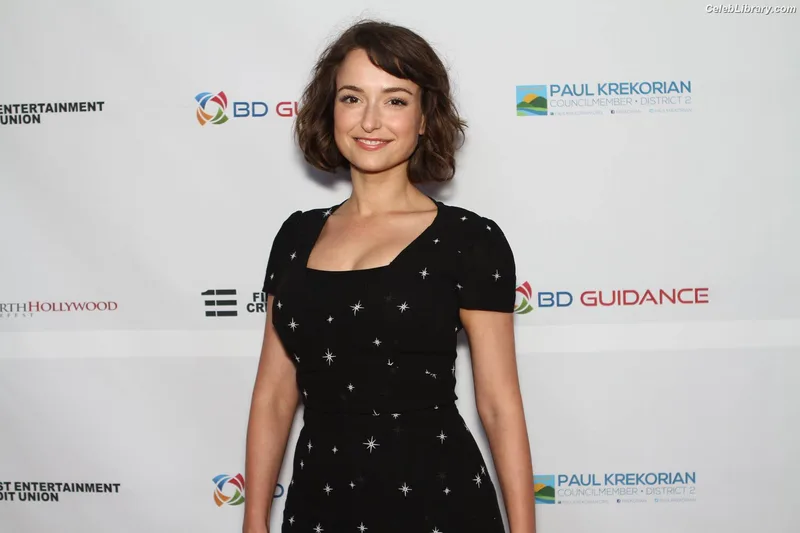 Milana Vayntrub photo 24 of 894
