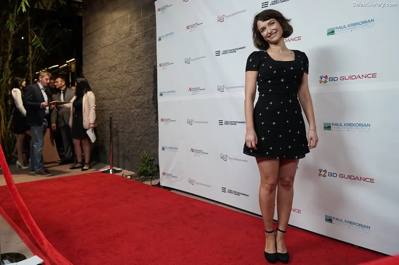 Milana Vayntrub photo 1 of 894