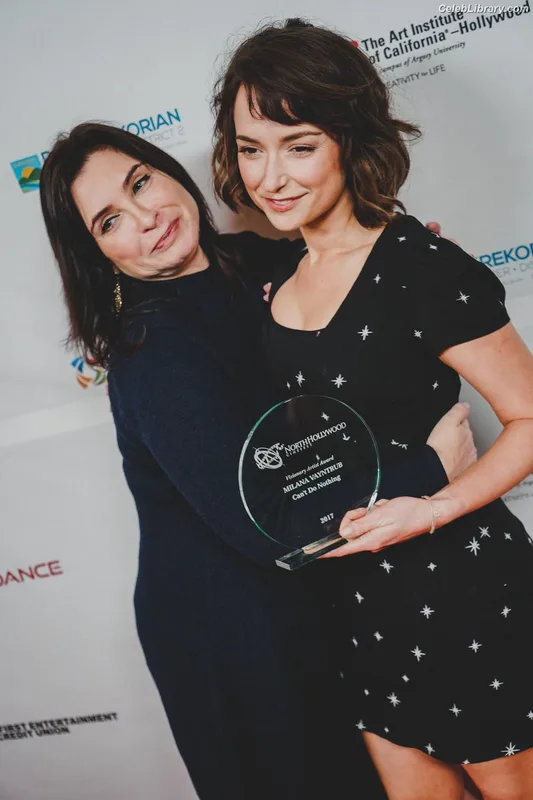 Milana Vayntrub photo 3 of 894
