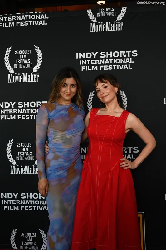 Milana Vayntrub photo 21 of 894