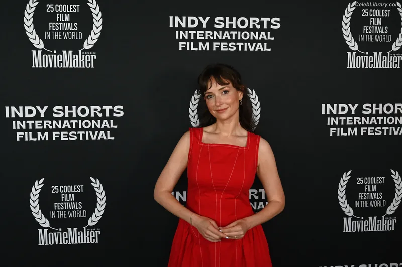 Milana Vayntrub photo 24 of 894
