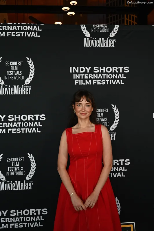 Milana Vayntrub photo 1 of 894