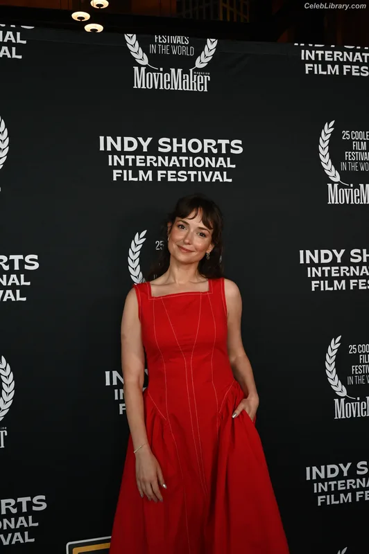 Milana Vayntrub photo 2 of 894