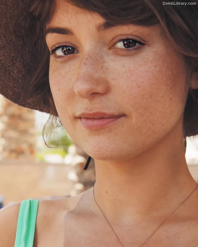 Milana Vayntrub photo 8 of 894