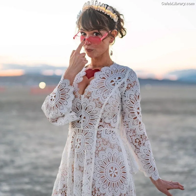 Milana Vayntrub photo 18 of 894