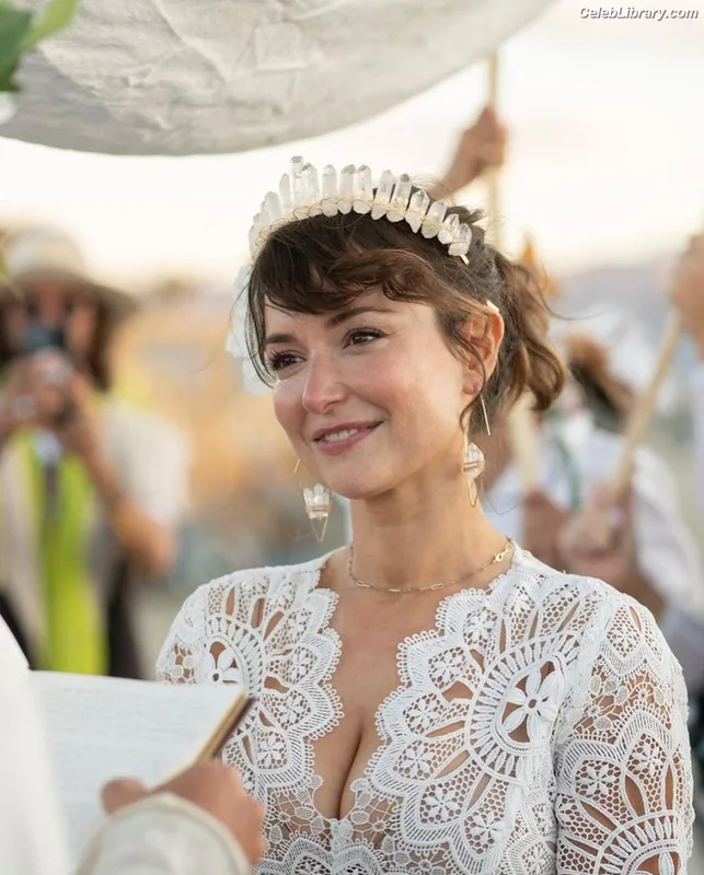 Milana Vayntrub photo 19 of 894