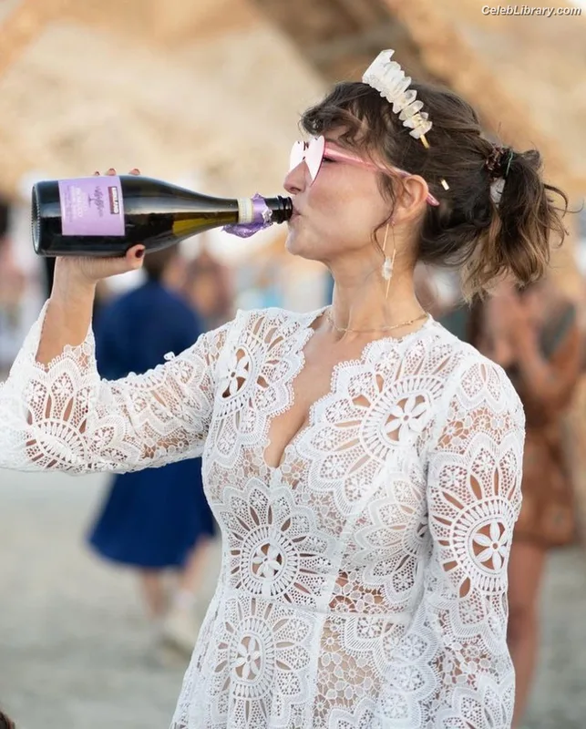 Milana Vayntrub photo 20 of 894