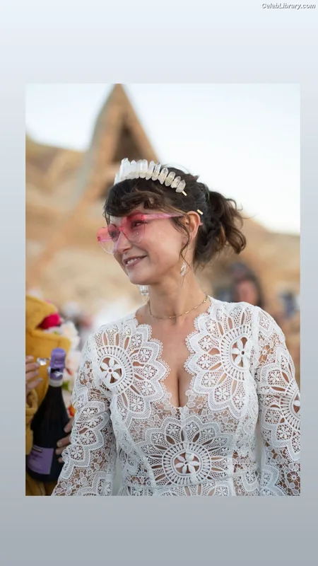 Milana Vayntrub photo 22 of 894