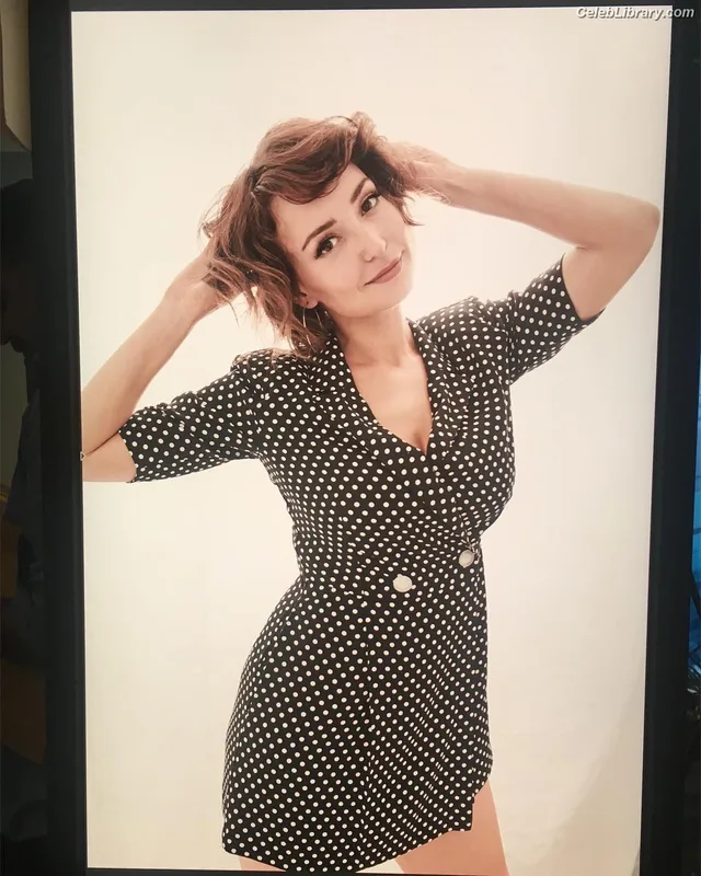 Milana Vayntrub photo 11 of 894