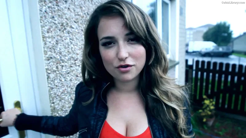 Milana Vayntrub photo 13 of 894