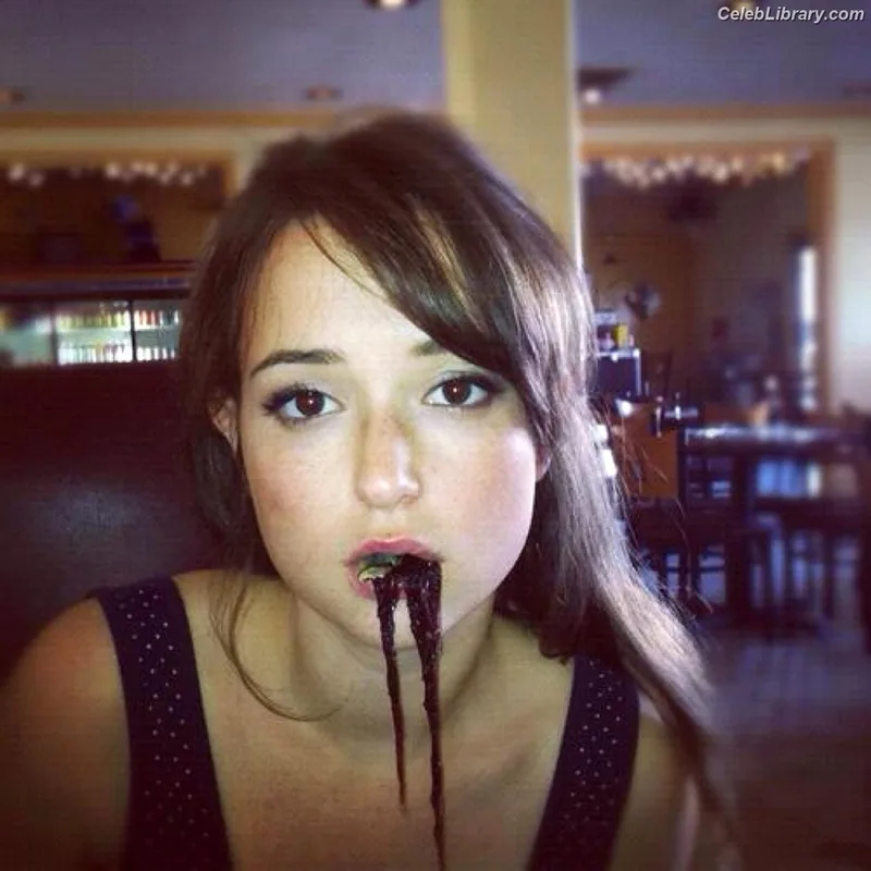 Milana Vayntrub photo 15 of 894