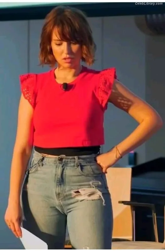 Milana Vayntrub photo 3 of 894