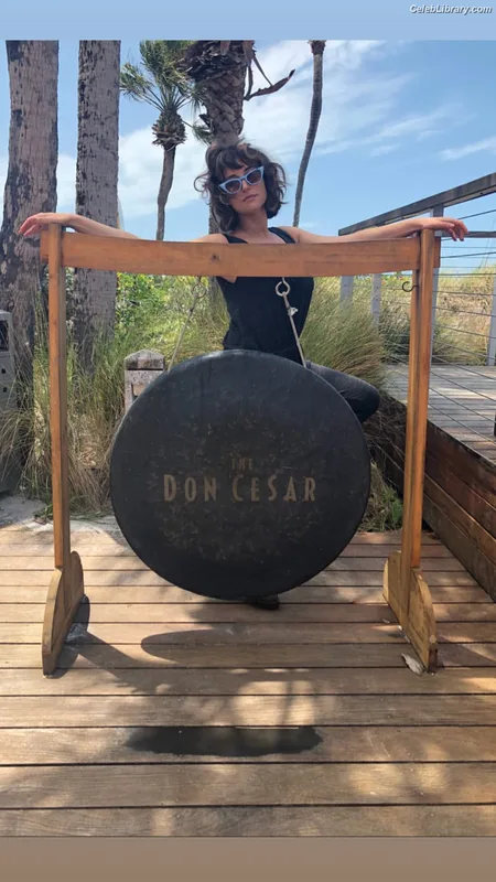 Milana Vayntrub photo 8 of 894