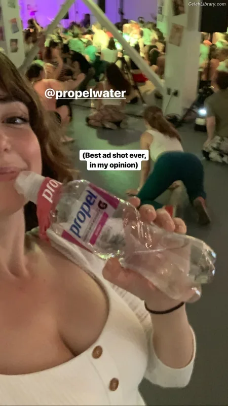 Milana Vayntrub photo 12 of 894