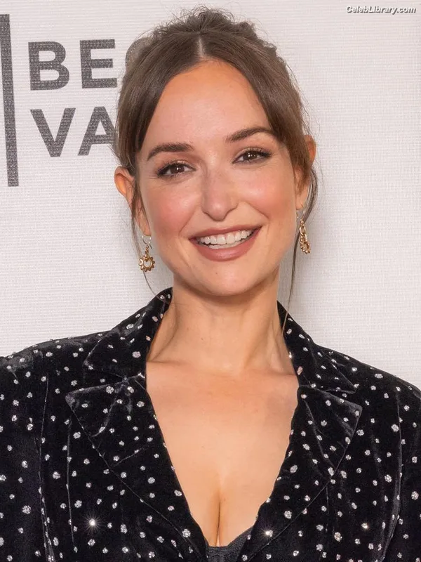 Milana Vayntrub photo 14 of 894