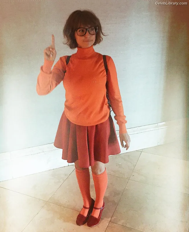 Milana Vayntrub photo 17 of 894