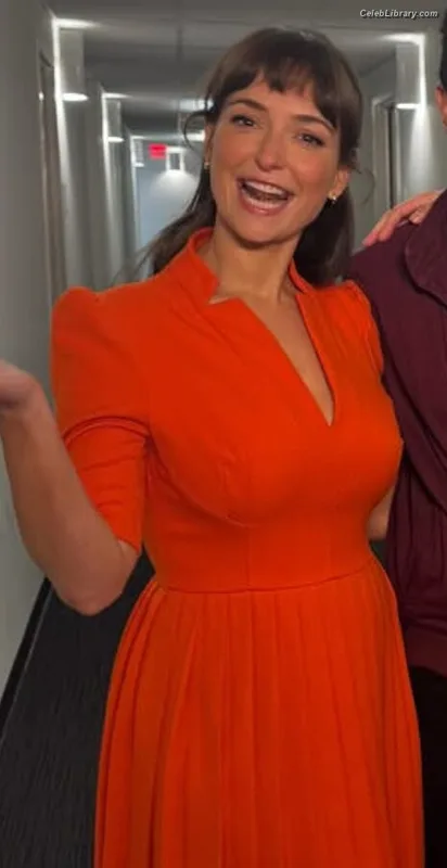 Milana Vayntrub photo 19 of 894