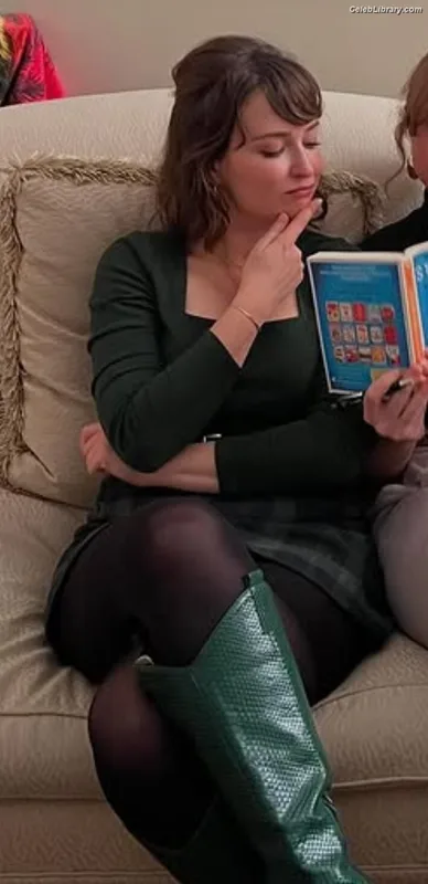 Milana Vayntrub photo 23 of 894