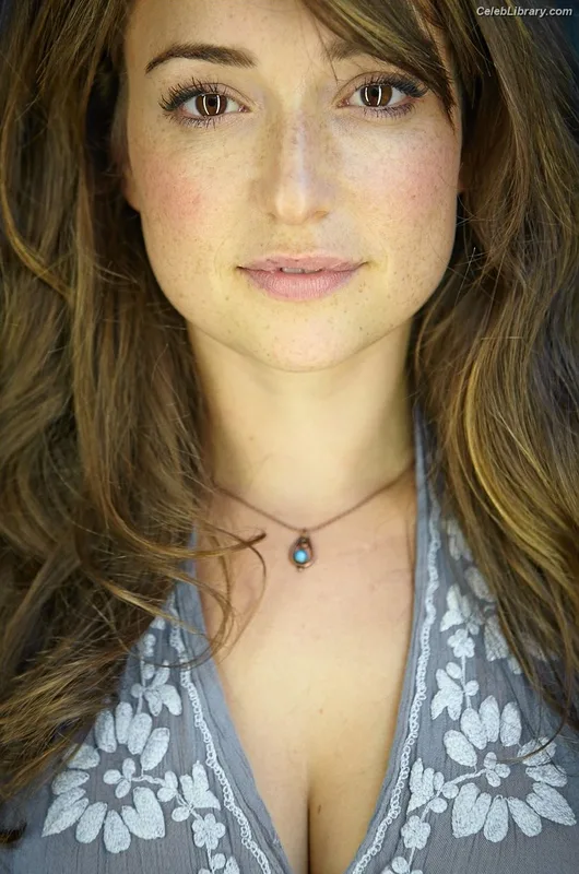 Milana Vayntrub photo 1 of 894