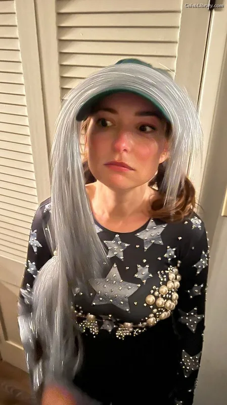 Milana Vayntrub photo 23 of 894