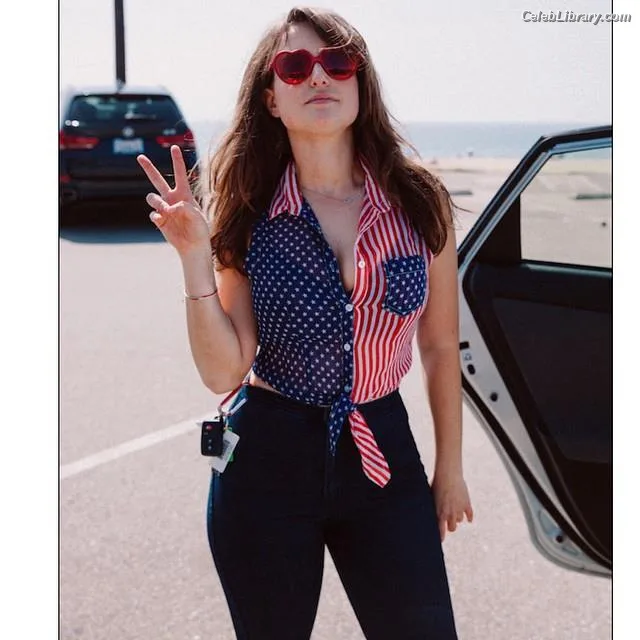 Milana Vayntrub photo 2 of 894