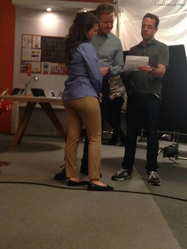 Milana Vayntrub photo 3 of 894