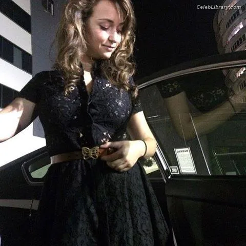 Milana Vayntrub photo 6 of 894