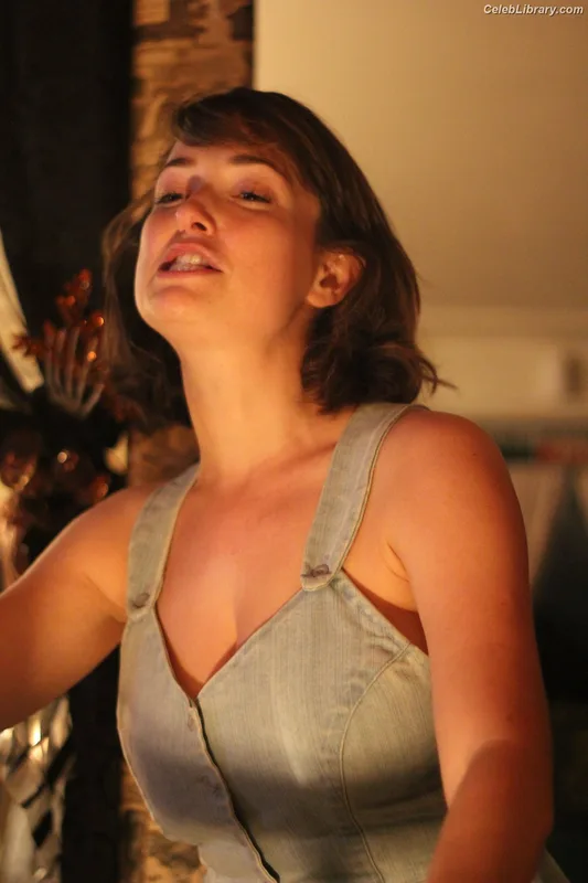 Milana Vayntrub photo 11 of 894