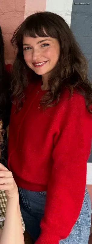 Milana Vayntrub photo 12 of 894