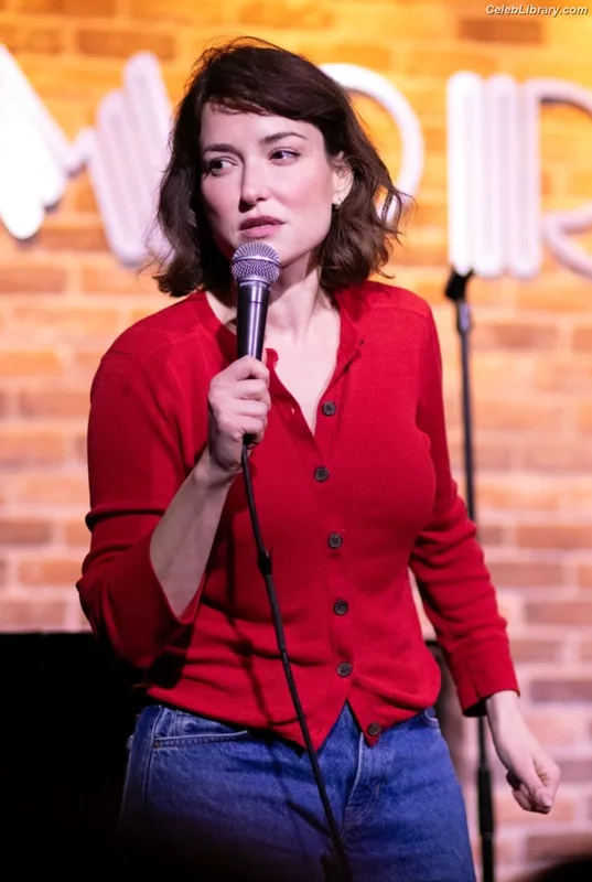 Milana Vayntrub photo 14 of 894