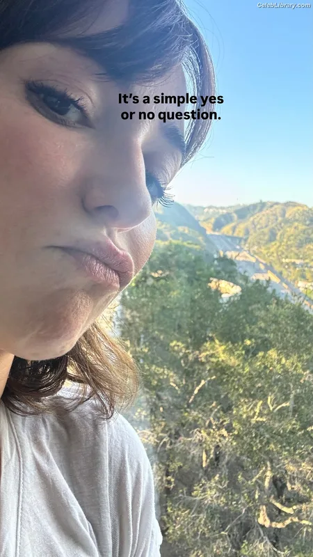Milana Vayntrub photo 2 of 894