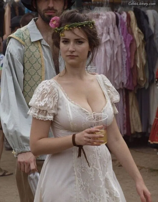 Milana Vayntrub photo 7 of 894