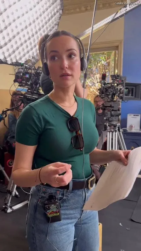 Milana Vayntrub photo 10 of 894