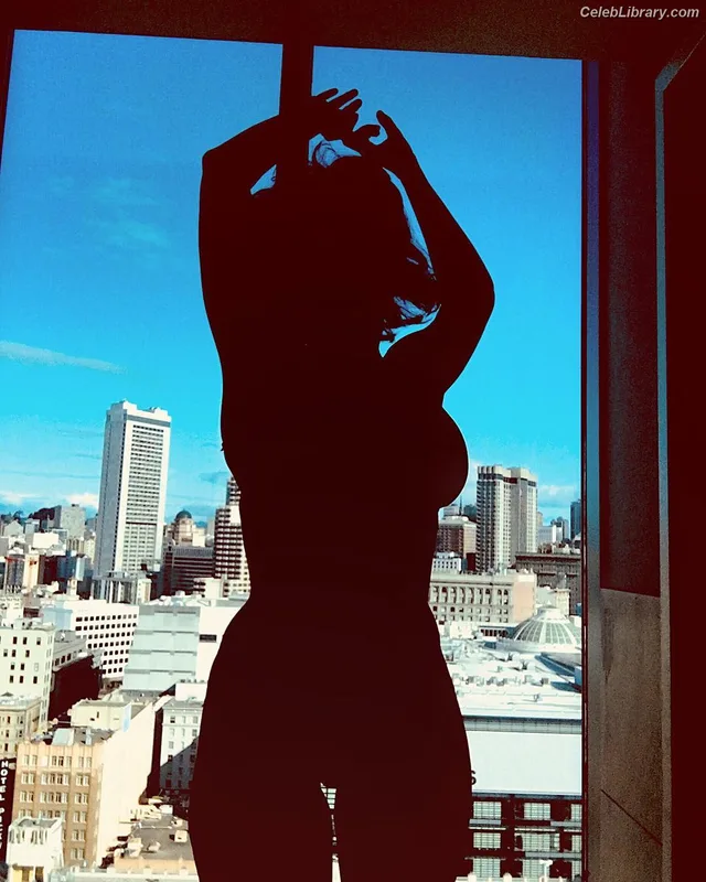 Milana Vayntrub photo 11 of 894