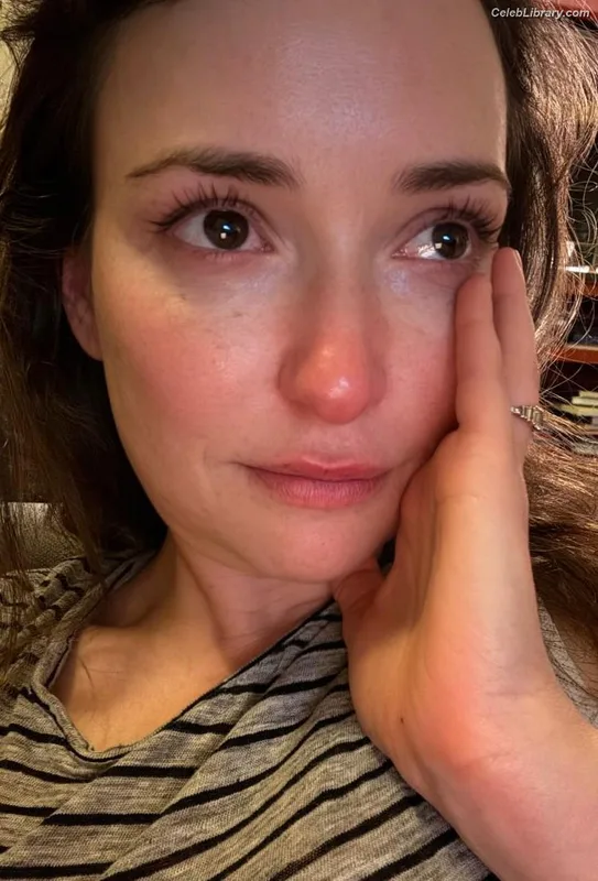 Milana Vayntrub photo 16 of 894
