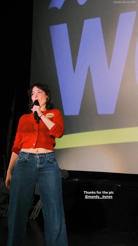 Milana Vayntrub photo 18 of 894