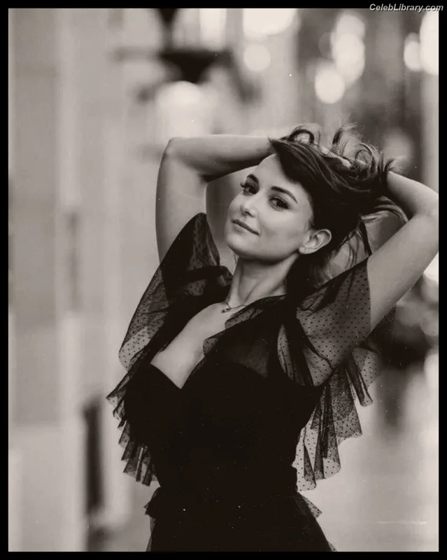 Milana Vayntrub photo 23 of 894