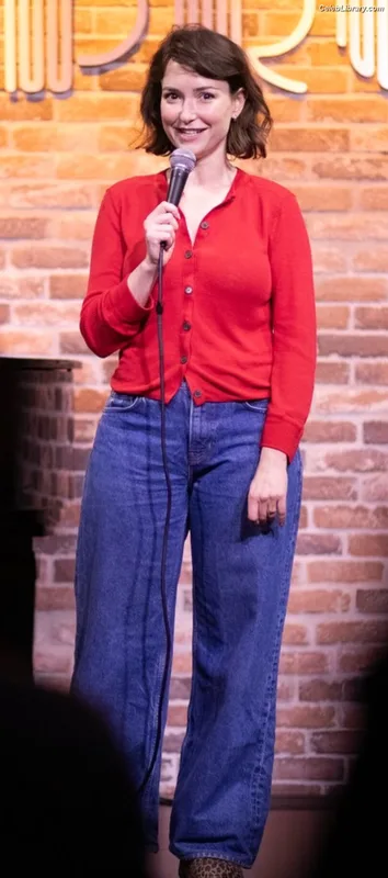 Milana Vayntrub photo 1 of 894