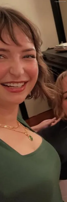 Milana Vayntrub photo 9 of 894