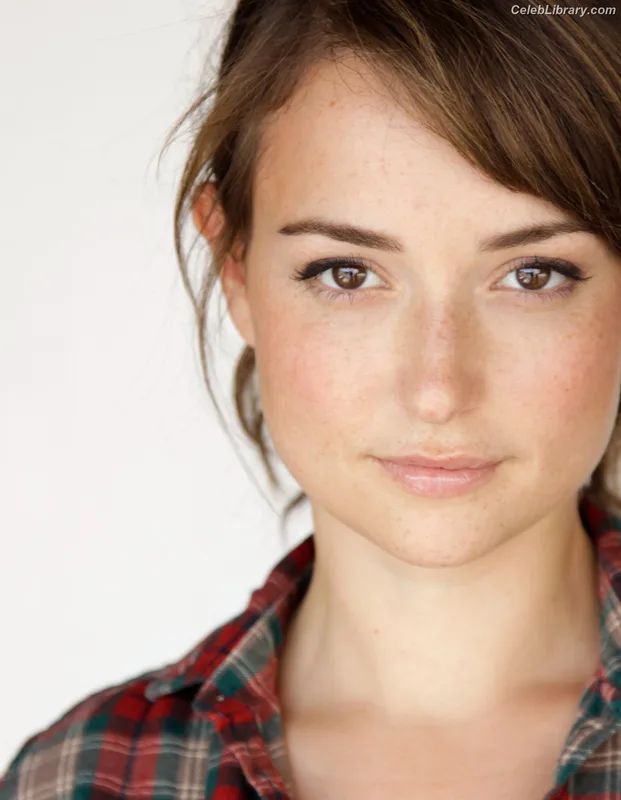 Milana Vayntrub photo 11 of 894