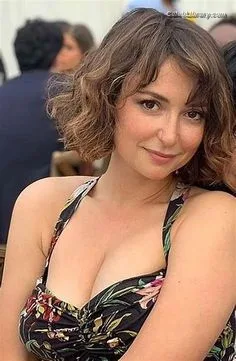 Milana Vayntrub photo 12 of 894